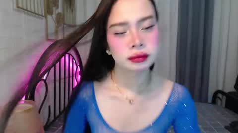 hoelymolly online show from June 28, 6:25 pm