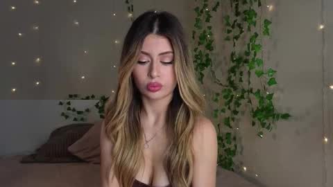 Snapshot of holayoula chatting on November 1, 8:16 am Moni Monica online show from November 1, 8:16 am