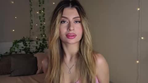 Snapshot of holayoula chatting on November 2, 8:06 am Moni Monica online show from November 2, 8:06 am