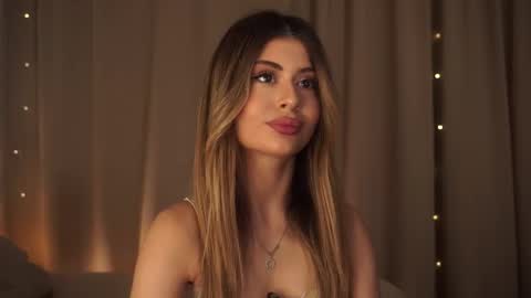 Snapshot of holayoula chatting on November 19, 8:03 am Moni Monica online show from November 19, 8:03 am