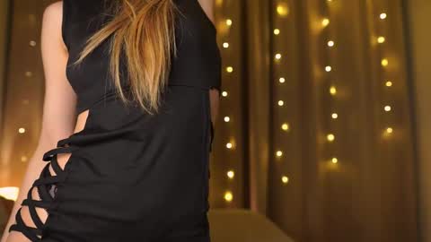 Snapshot of holayoula chatting on December 2, 2:12 pm Moni Monica online show from December 2, 2:12 pm