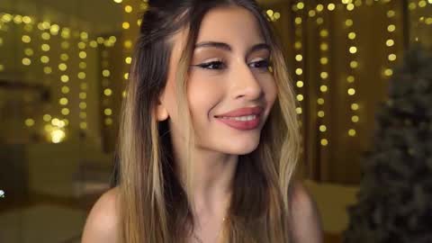 Snapshot of holayoula chatting on December 16, 2:11 pm Moni Monica online show from December 16, 2:11 pm