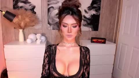 Snapshot of holee_laura chatting on June 19, 11:03 am Ms. Laura online show from June 19, 11:03 am