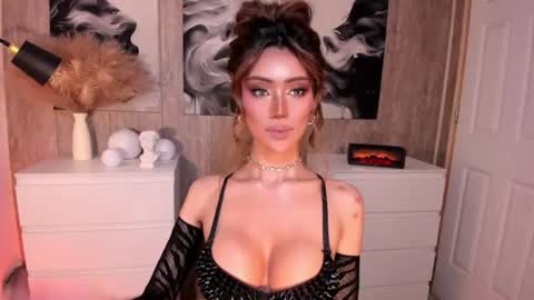 Snapshot of holee_laura chatting on June 20, 8:06 am Ms. Laura online show from June 20, 8:06 am
