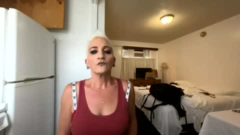 holestofill808 online show from July 22, 8:22 pm