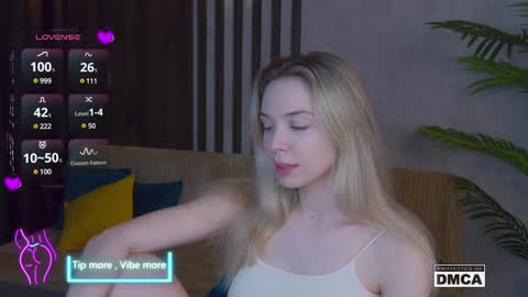 Snapshot of holl1would chatting on February 4, 10:34 pm My social media links subscribe to support me online show from February 4, 10:34 pm