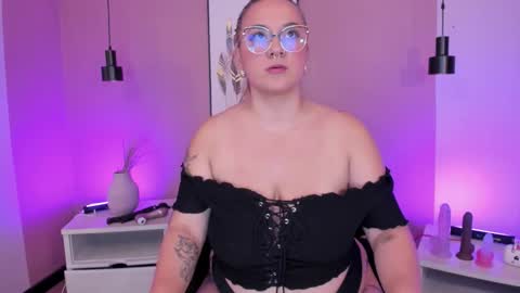 Hollie online show from October 2, 8:10 am