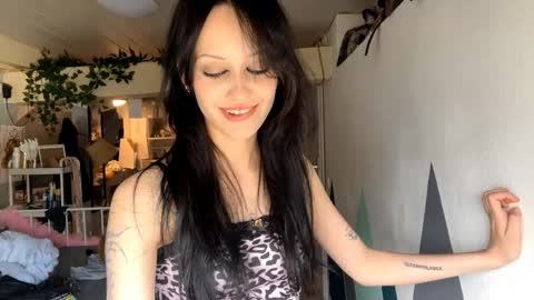 Snapshot of holliedavine chatting on May 29, 3:21 pm Ava online show from May 29, 3:21 pm