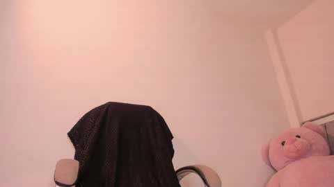 Snapshot of holly_16 chatting on May 5, 11:24 pm holly_16 online show from May 5, 11:24 pm