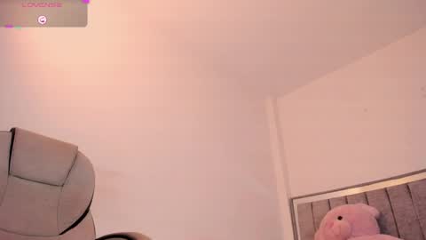 Snapshot of holly_16 chatting on June 7, 11:41 pm holly_16 online show from June 7, 11:41 pm