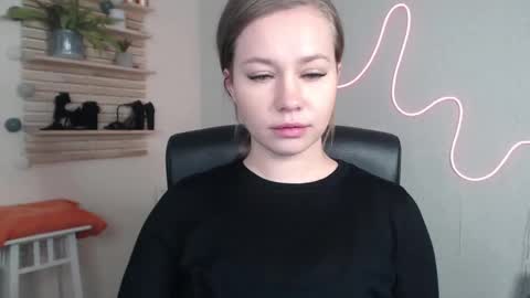 Holly online show from December 5, 3:26 am