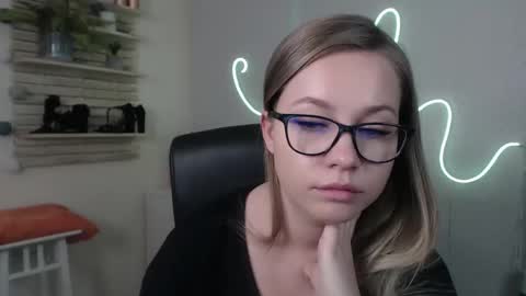 Holly online show from December 6, 8:05 am