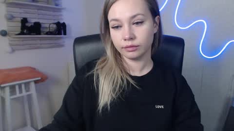 Holly online show from December 9, 9:39 am