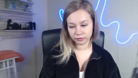 Holly online show from December 16, 7:04 am