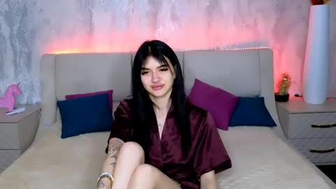 Snapshot of holly_beck chatting on May 19, 1:56 am Holly online show from May 19, 1:56 am