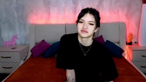 Snapshot of holly_beck chatting on June 8, 2:01 am Holly online show from June 8, 2:01 am