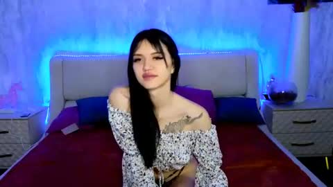 Snapshot of holly_beck chatting on June 11, 8:34 am Holly online show from June 11, 8:34 am