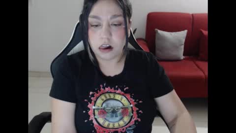 Snapshot of holly_itzel chatting on June 7, 8:40 am Itzel online show from June 7, 8:40 am
