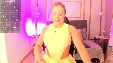 Snapshot of holly_madison_ chatting on July 12, 1:24 pm Holly Madisson online show from July 12, 1:24 pm
