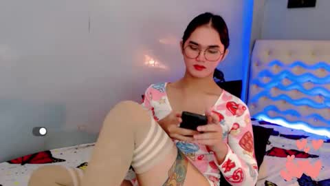 Snapshot of holly_sunshine69 chatting on June 4, 11:55 pm Apple online show from June 4, 11:55 pm