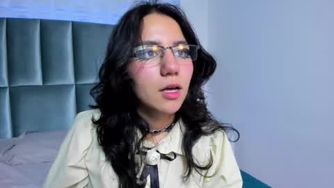 hollypeach_ online show from November 19, 7:58 pm