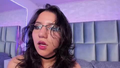 hollypeach_ online show from December 18, 8:15 pm