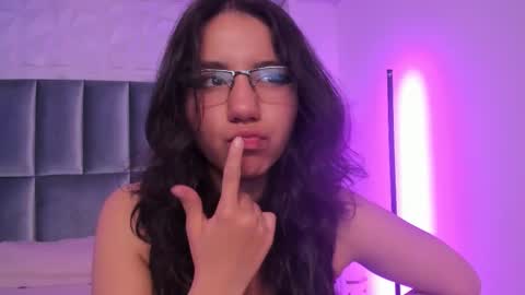 hollypeach_ online show from February 26, 7:46 pm