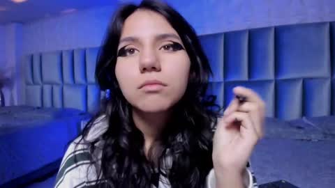 hollypeach_ online show from March 8, 6:01 pm