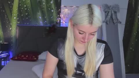 HollyTaillor online show from December 22, 6:32 am