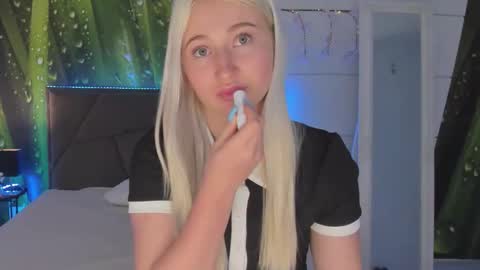 HollyTaillor online show from March 6, 6:43 am