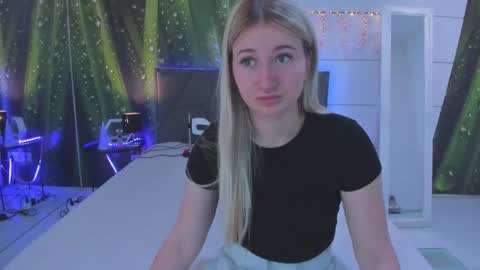 Snapshot of hollytaillor chatting on June 7, 5:11 am HollyTaillor online show from June 7, 5:11 am