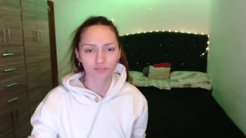 Snapshot of holy_julii chatting on June 1, 3:52 am holy_julii online show from June 1, 3:52 am