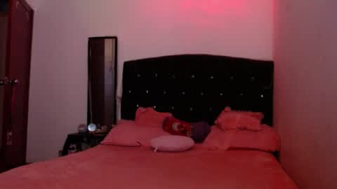 Snapshot of holy_julii chatting on July 15, 5:12 am holy_julii online show from July 15, 5:12 am