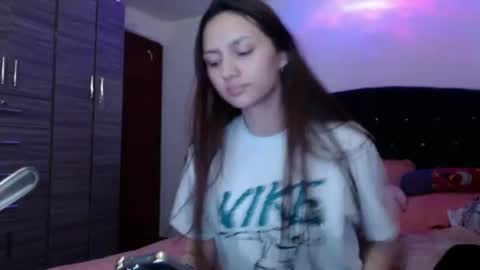 Snapshot of holy_julii chatting on July 18, 3:44 am holy_julii online show from July 18, 3:44 am
