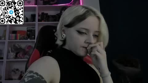 Snapshot of holy_mistresss chatting on May 10, 8:41 am holy_mistresss online show from May 10, 8:41 am