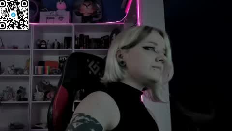 Snapshot of holy_mistresss chatting on June 3, 9:56 am holy_mistresss online show from June 3, 9:56 am