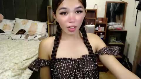holy_molly1 online show from May 5, 1:24 am