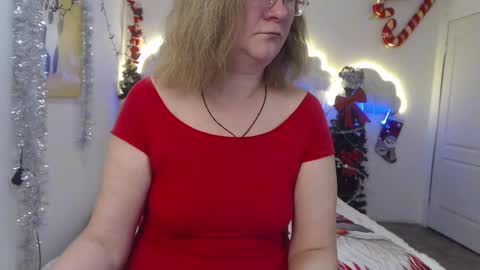 Snapshot of holymilfa chatting on December 11, 7:42 am holymilfa online show from December 11, 7:42 am