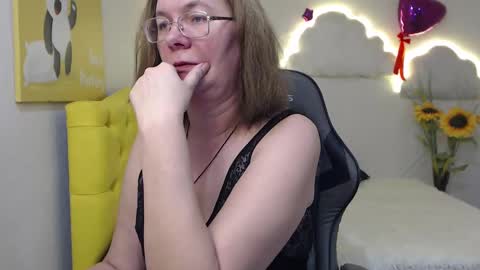 Snapshot of holymilfa chatting on February 9, 1:56 pm holymilfa online show from February 9, 1:56 pm