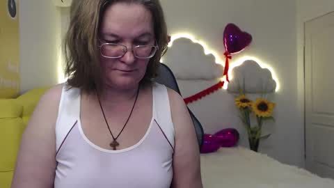 Snapshot of holymilfa chatting on February 20, 10:59 am holymilfa online show from February 20, 10:59 am