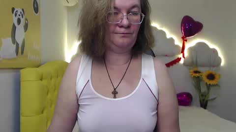 Snapshot of holymilfa chatting on February 21, 8:40 am holymilfa online show from February 21, 8:40 am