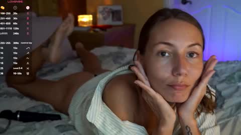 Snapshot of holyvivian chatting on March 11, 6:10 am V online show from March 11, 6:10 am