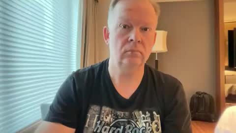 Snapshot of hommelpong chatting on December 18, 7:25 am Daffy online show from December 18, 7:25 am