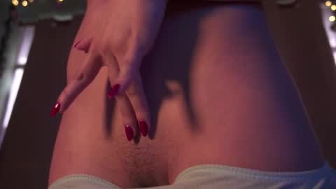 Snapshot of honeeeey_ chatting on December 13, 8:58 pm honeeeey_ online show from December 13, 8:58 pm