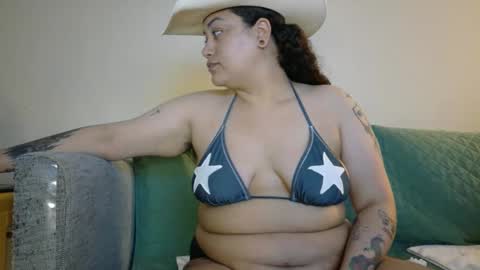 Snapshot of honeeyyy_pot chatting on May 18, 1:45 am Honey online show from May 18, 1:45 am