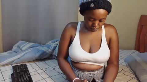 Snapshot of honey_caddy chatting on June 27, 2:49 am honey_caddy online show from June 27, 2:49 am