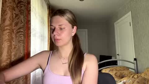 Snapshot of honeyaskren chatting on June 17, 11:12 am Klara online show from June 17, 11:12 am