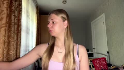 Snapshot of honeyaskren chatting on June 23, 10:13 am Klara online show from June 23, 10:13 am