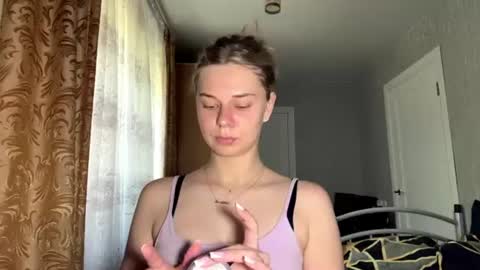 Snapshot of honeyaskren chatting on July 2, 9:04 am Klara online show from July 2, 9:04 am