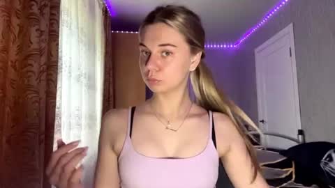 Snapshot of honeyaskren chatting on July 3, 9:37 am Klara online show from July 3, 9:37 am